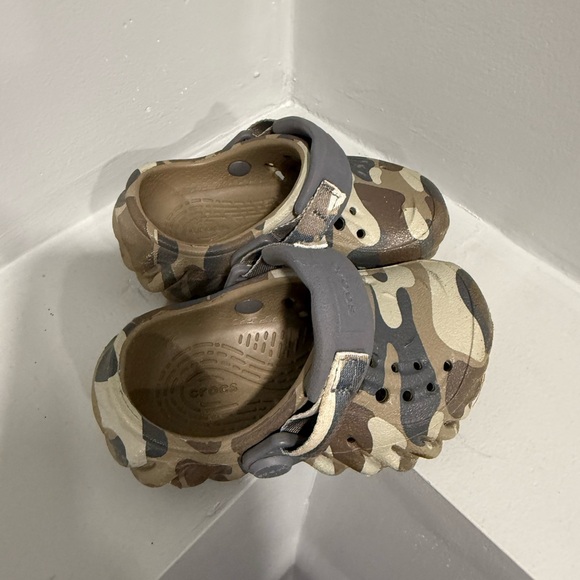 Infant size 5 all terrain camo crocs - Picture 4 of 8